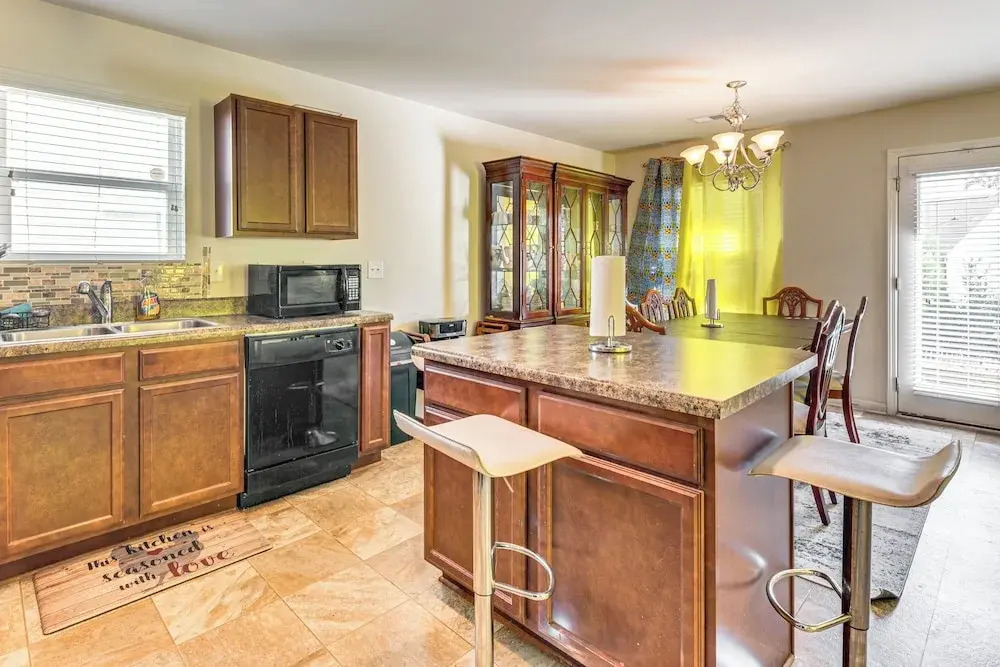 6 Mi to Atlanta Airport! Home w/ Furnished Patio