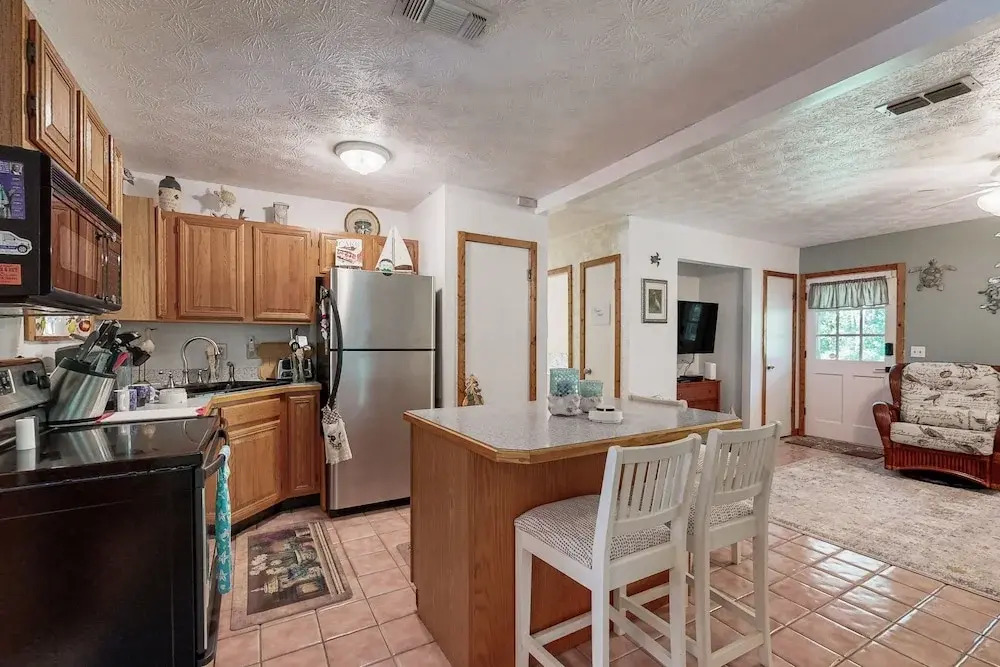 Cozy Cottage Near the Beach With Internet, AC, Washer/dryer