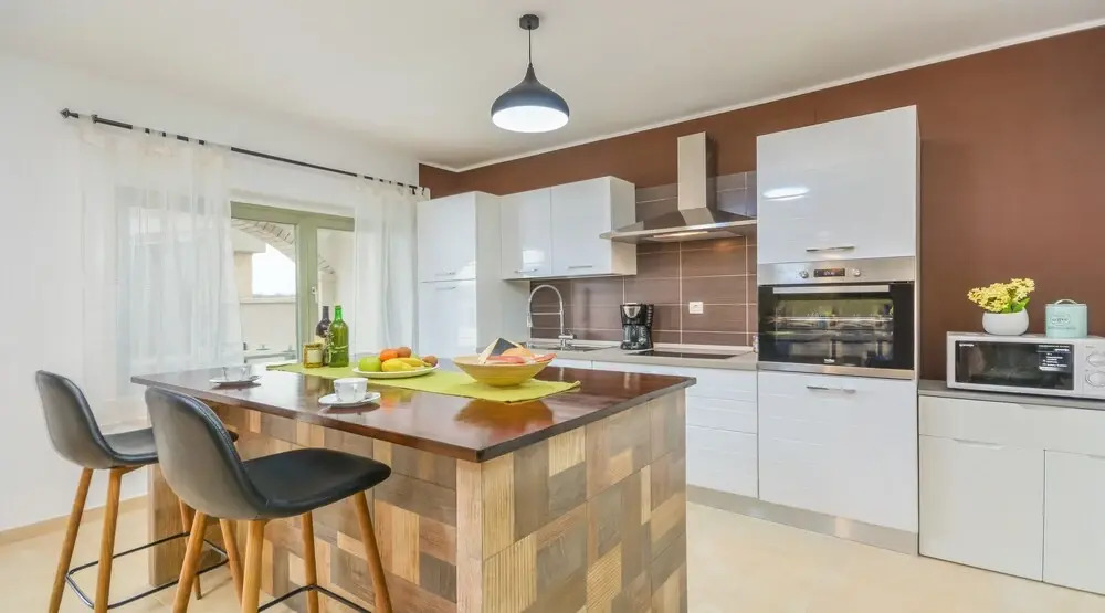 Villa Martin - Fast WiFi, Near restaurant, Fenced Yard, Pavilion, Center of Village