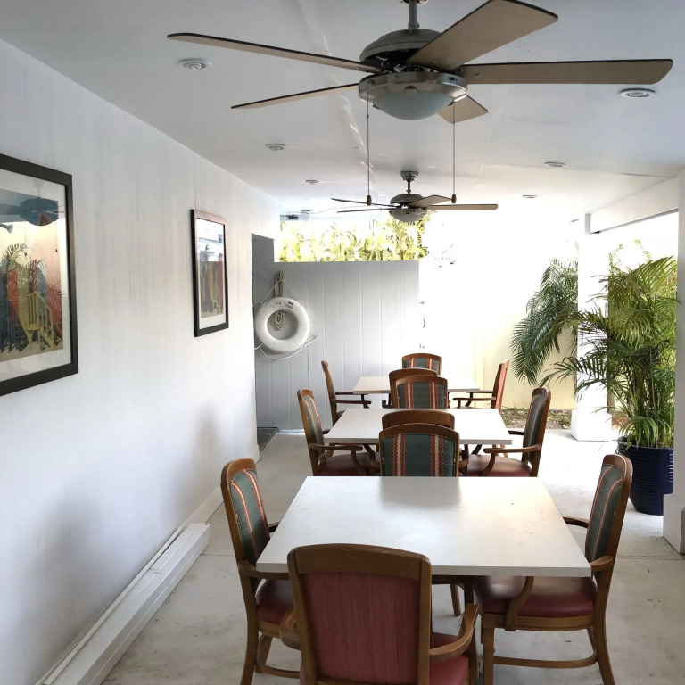 Colony Club Inn & Suites