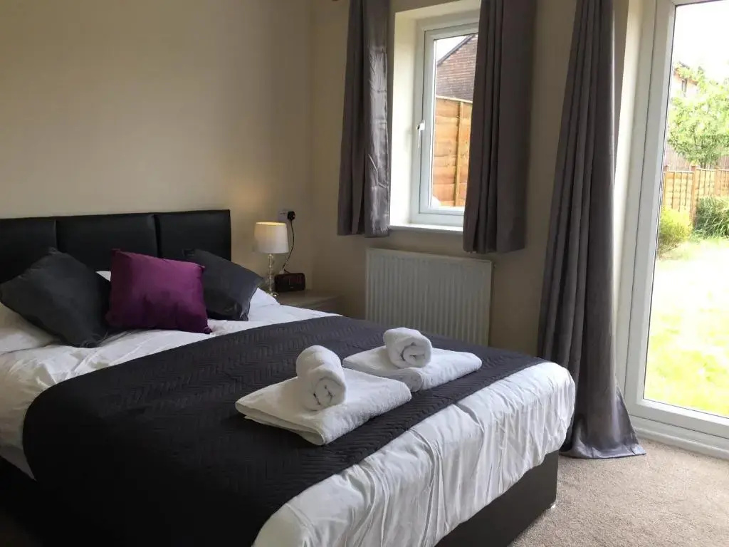 6-bedroom Contractor House with 6 bathrooms, Free WiFi and Parking - Kennedy House by Your Lettings Peterborough