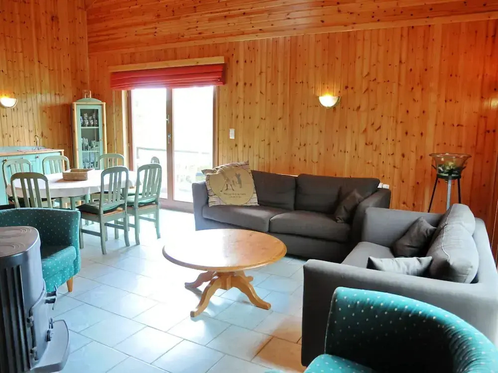 Attractive Holiday Home with Hot Tub in Septon