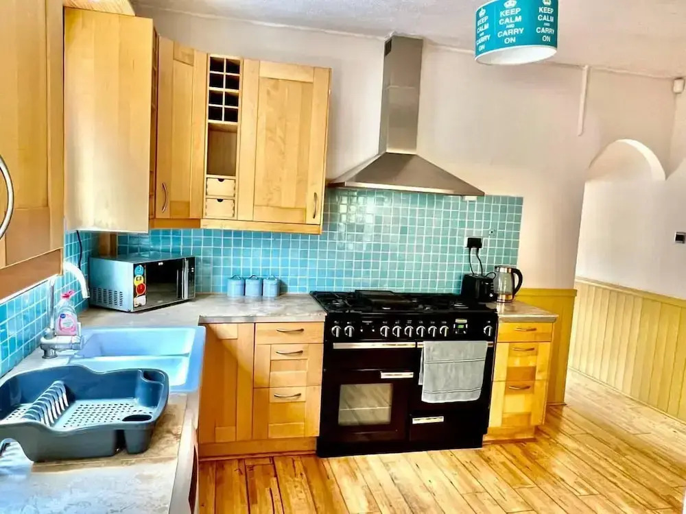 Inviting 4-bed House Near Heathrow w/ Fireplace