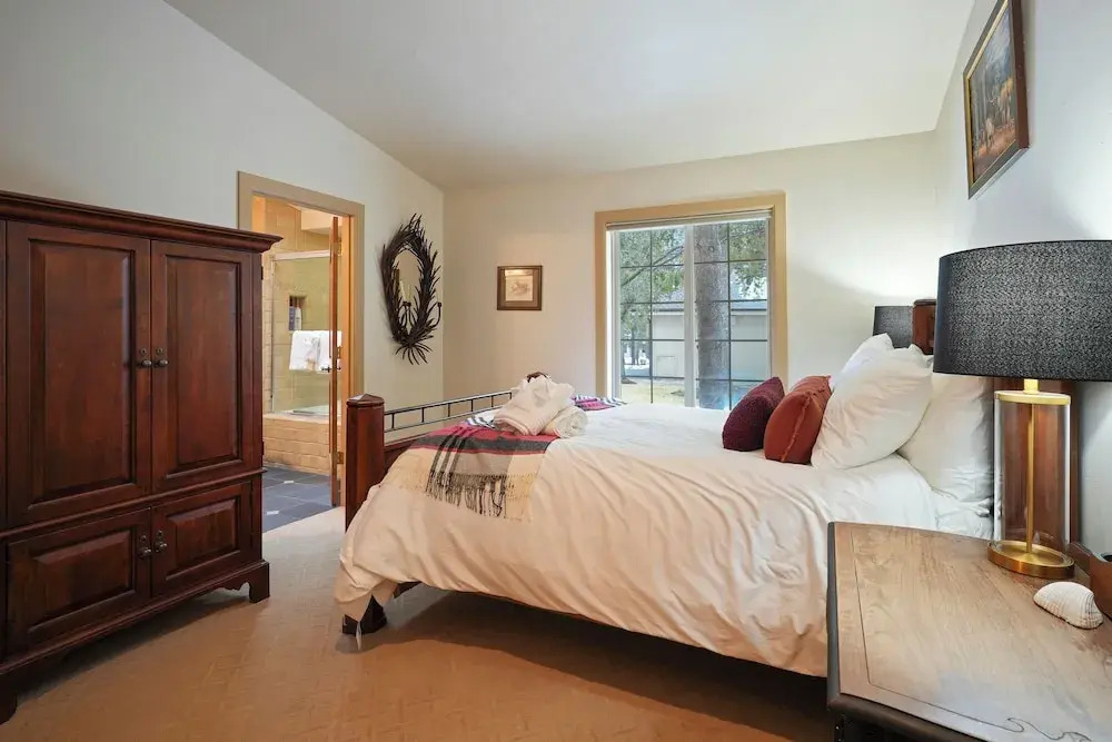 Hot Tub Home Near Golf and Sharc