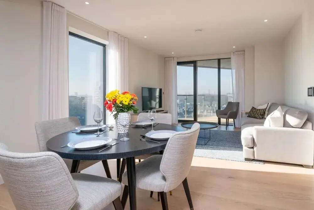 Modern Family Home close to Victoria Station