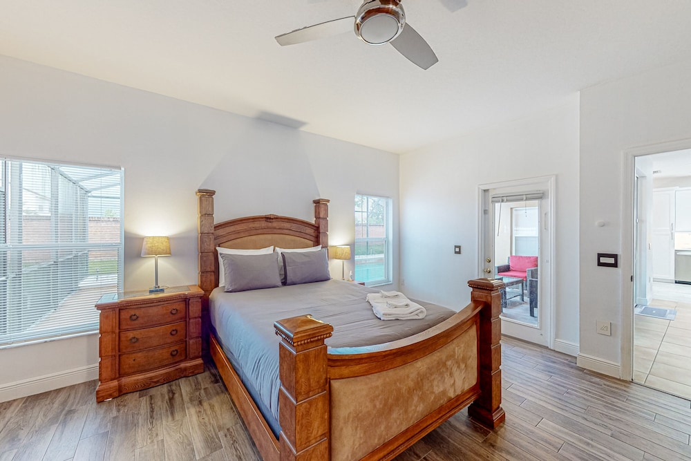 Sunlit Serenity Oasis House in Kissimmee With Private Pool, Pool Table, Tennis