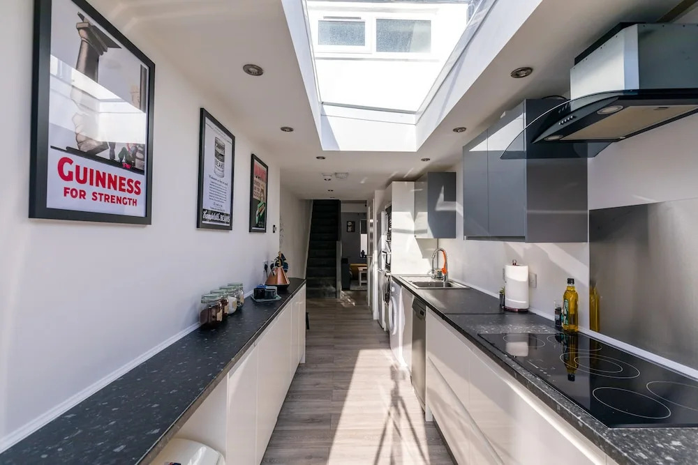 The Hollywood Beautiful 3 Bedroom House