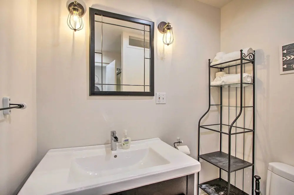 Convenient Burien Getaway: 12 Mi to Dtwn Sea!