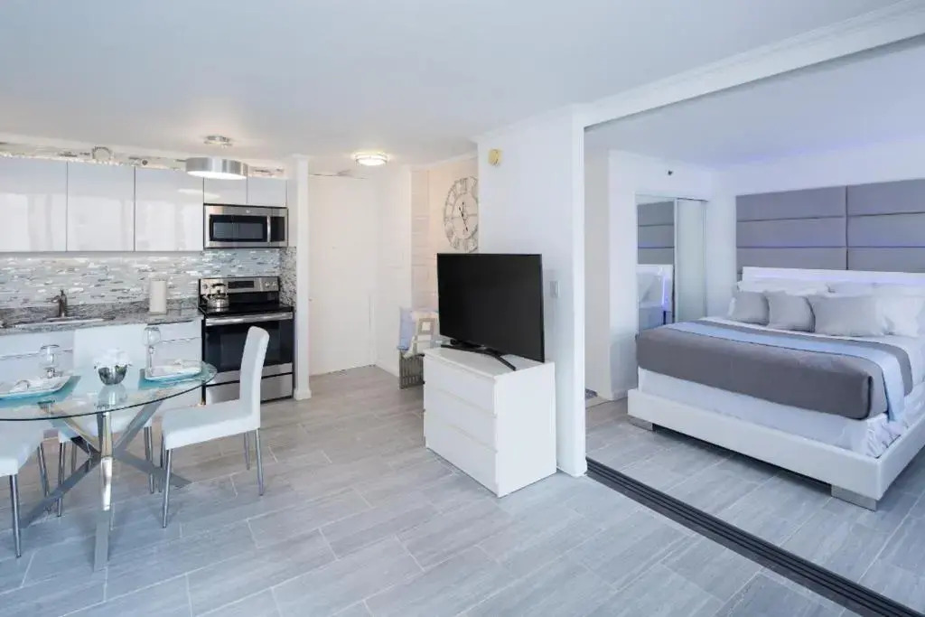 Waikiki Banyan Modern One Bedroom Free Parking