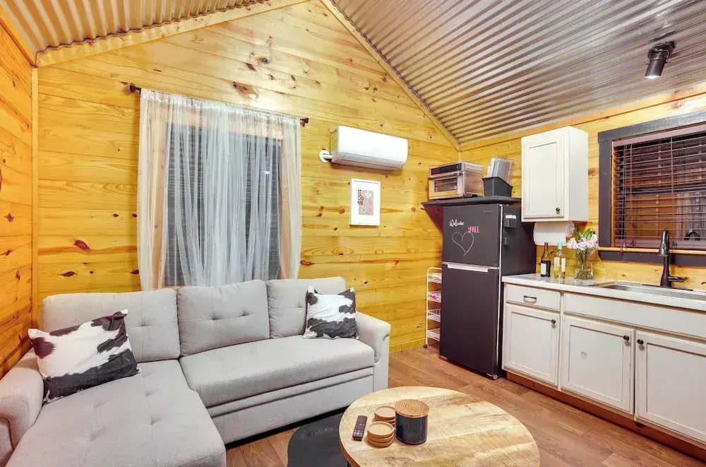 Cozy Onalaska Cabin ~ 2 Mi to Lake Livingston!
