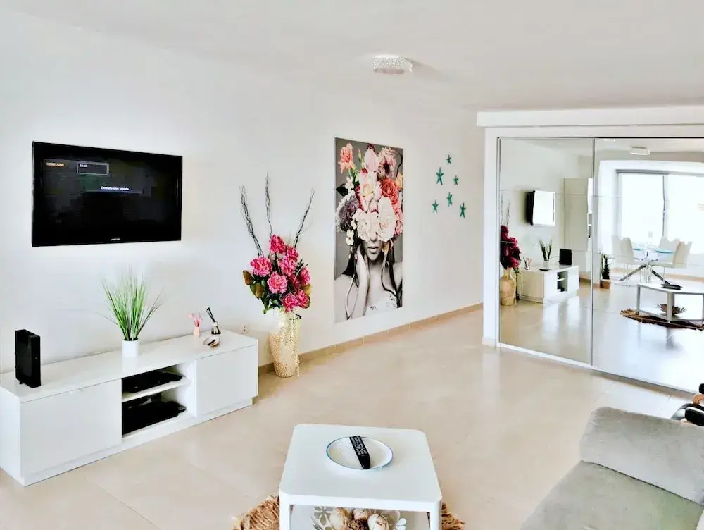Las Americas Best-suite - Large Apartment With View, Garden and Swimming Pool