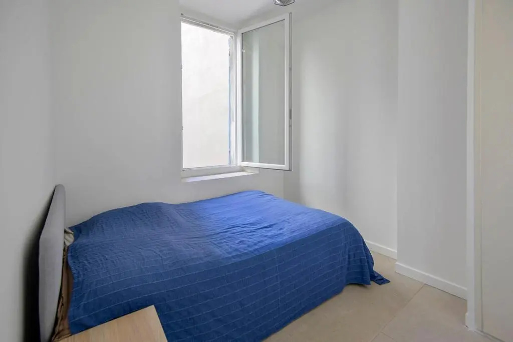 Chic And Modern Apt 5 Min From the Beach