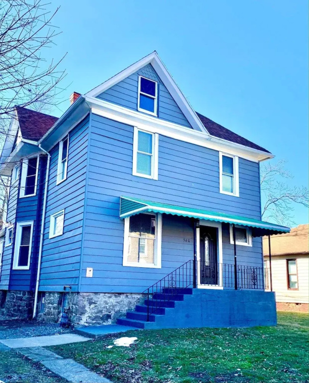 The Eastside Manor - Private Yard & Parking, Near Falls & Casino by Niagara Hospitality