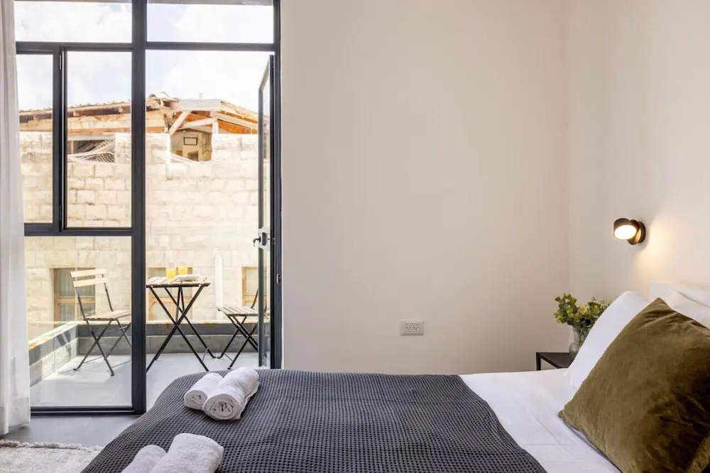 Old Charm & Modern Meets by Sea N' Rent