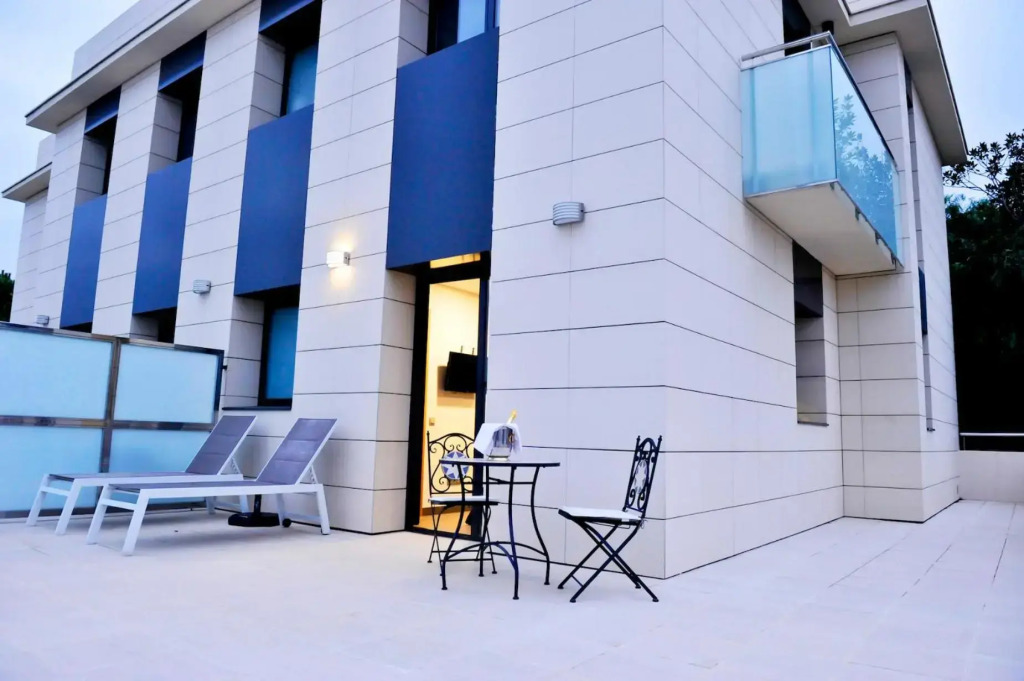 6 Bis HOTEL