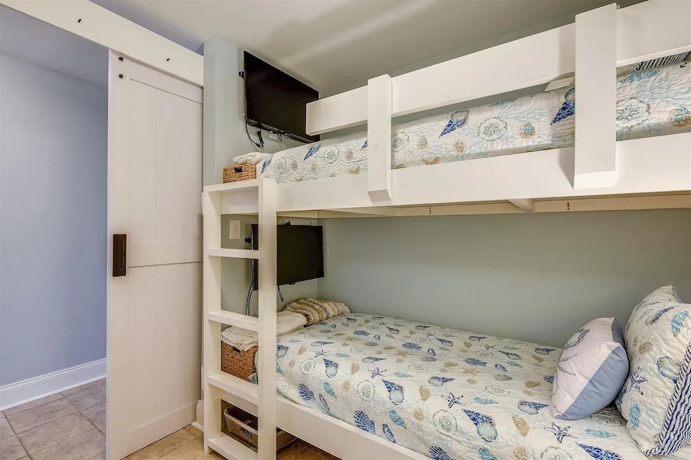 Laketown Wharf 1003, Gulf View, Sleeps 6. Free Fun! Updated! 1 Bedroom Condo by RedAwning