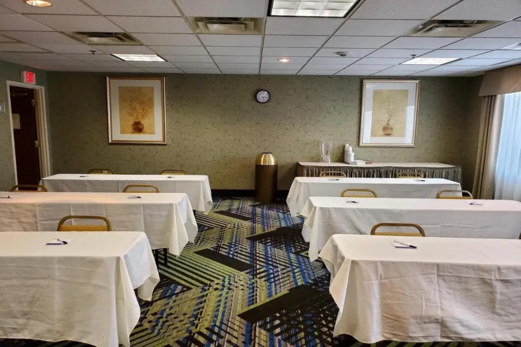 Holiday Inn Express Hotel & Suites Columbus Airport by IHG