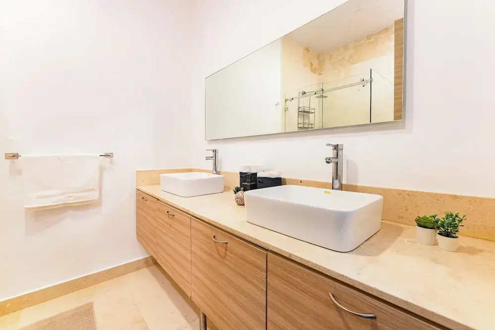 NEW Perfect Location 24 Hours Security Free Parking