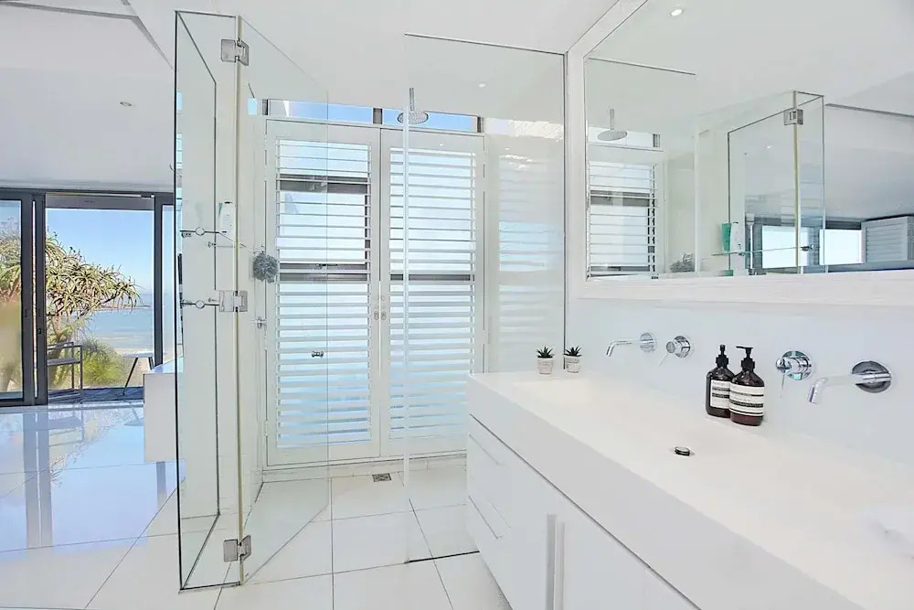 Villa Bleu Blanc in Camps Bay With Pool and Views