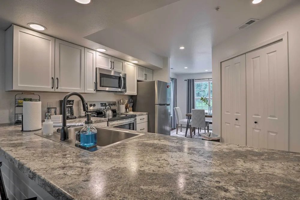 Sunroom, Fireplace: Lakefront Branson Condo