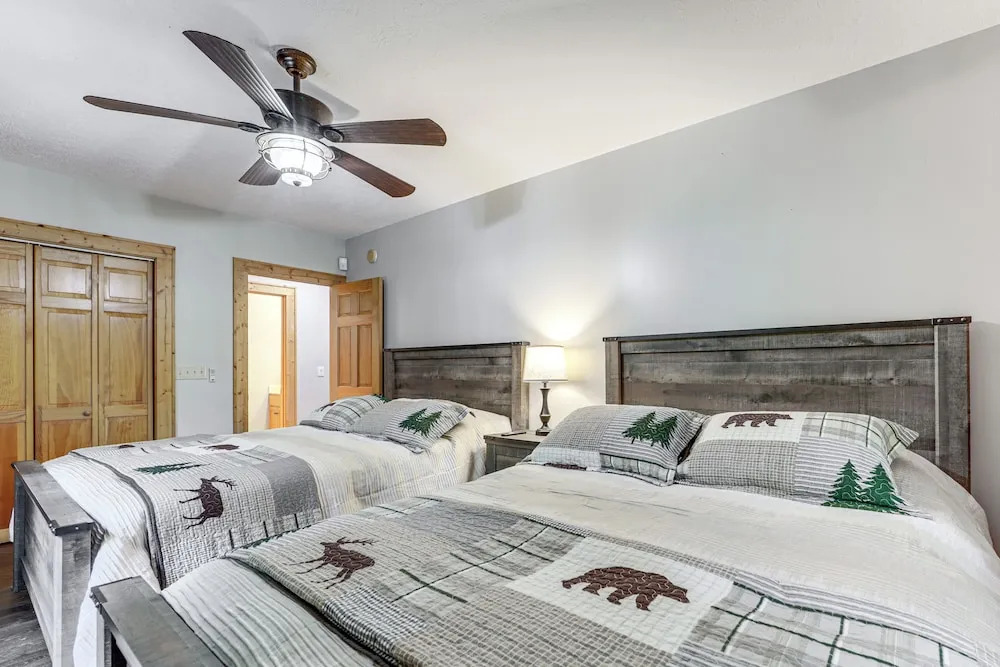 Luxe Smoky Mountains Cabin w/ Hot Tub & Views!