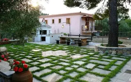 Aretousa Studios & Apartments