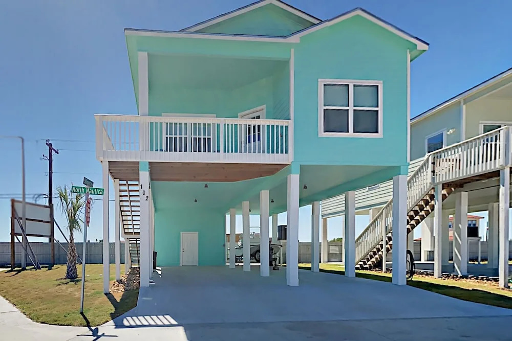 3326 Tx-35 Bus Home - 2 Br home by RedAwning