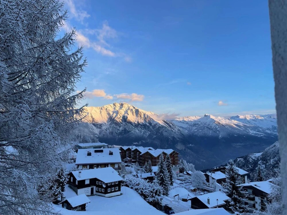 6 Person ski in out Apartment Great Views Garage