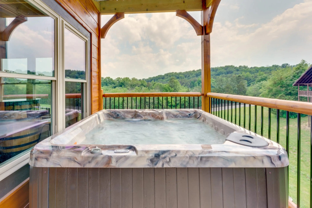 Misty Mountain Stop: Mountain Views, Hot Tub, Game Room, Theater Room