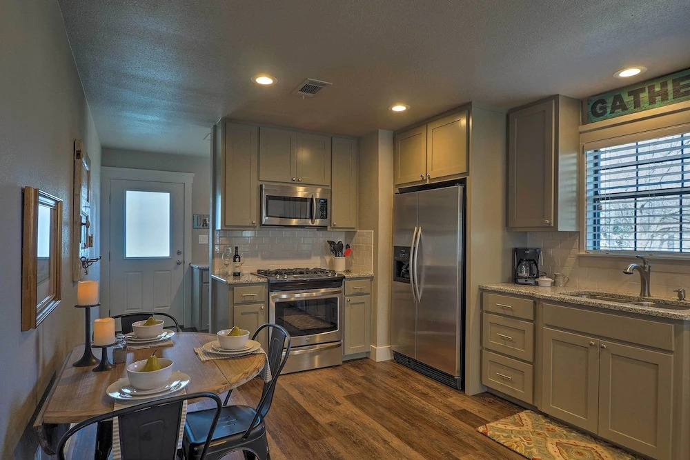 Cozy Home Blocks to Georgetown Square & SU!
