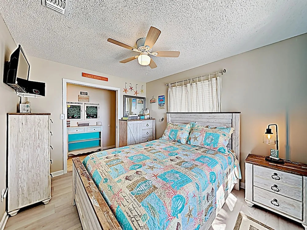 Steps To Beach! Chic Gulf-view Corner Unit W/ Pool 1 Bedroom Condo