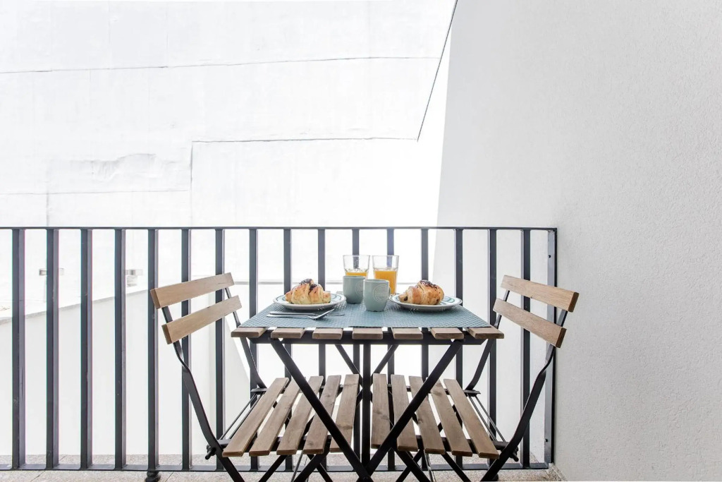 Flux Art Studio w/ AC & Balcony by LovelyStay