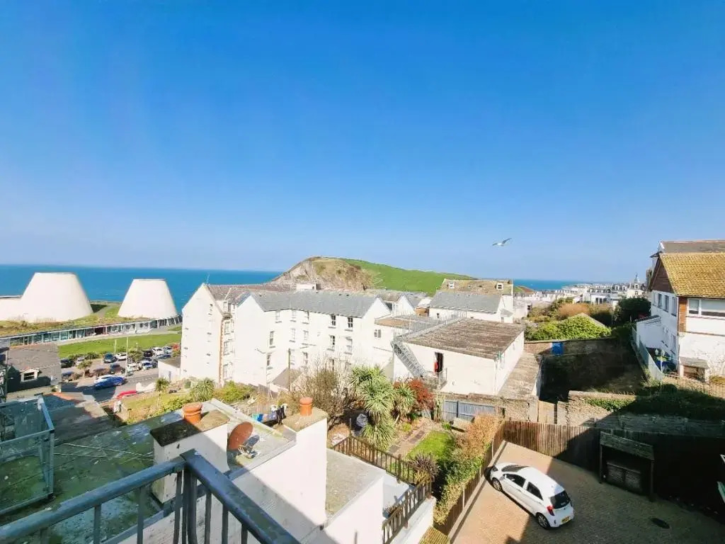 Sea Views, Big 2 Bed Flat Close To Beach & Harbour