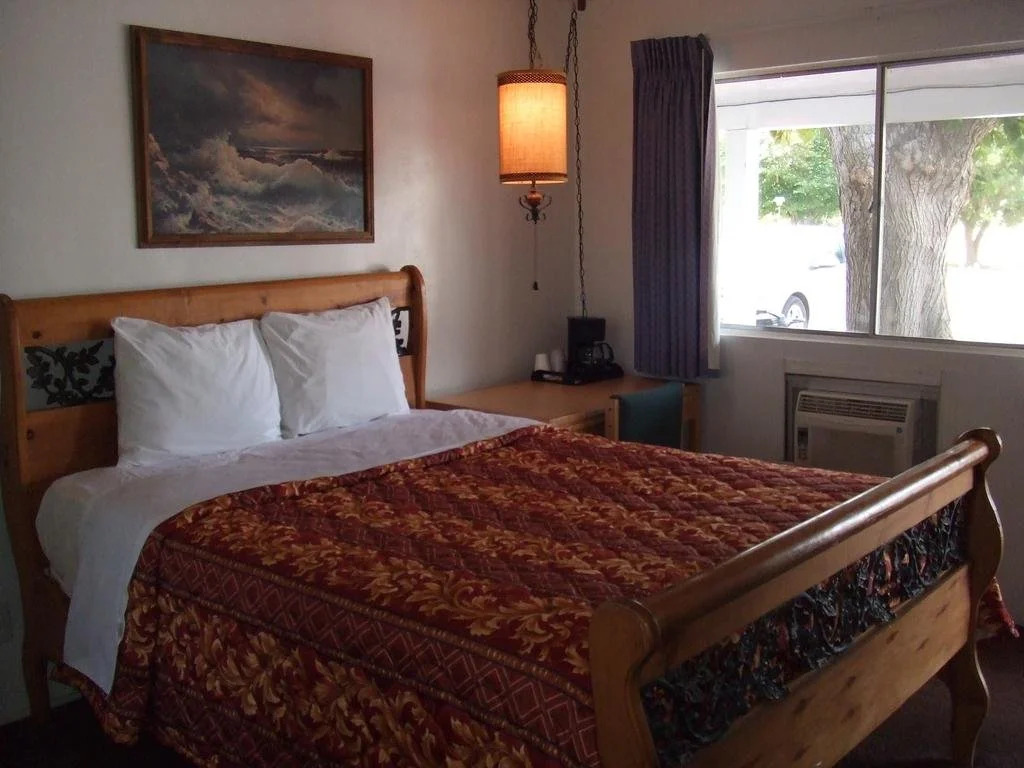 Mount-N-Lake Motel