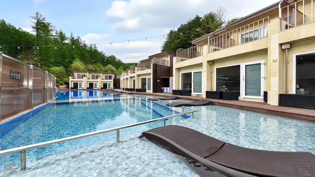 Fanta Cola Resort colabodong