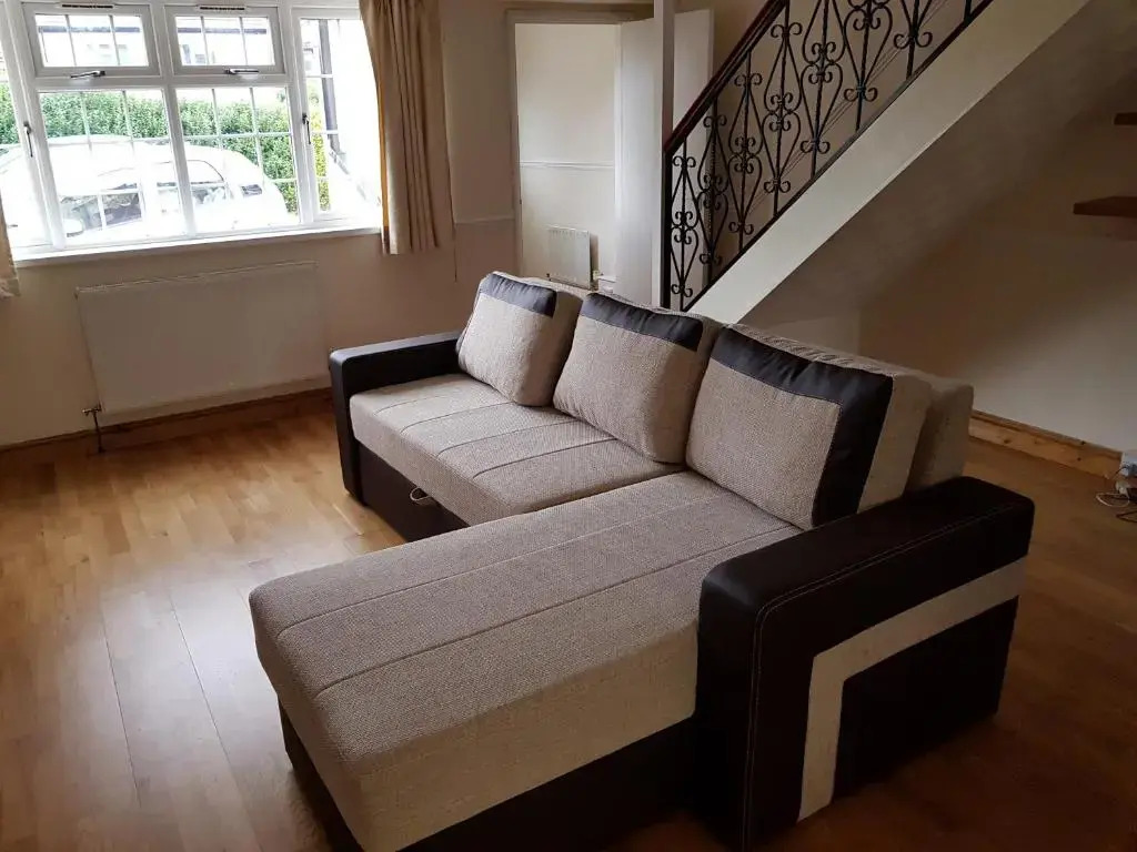 Spacious Swindon 5 bedroom house - sleeps up to 10