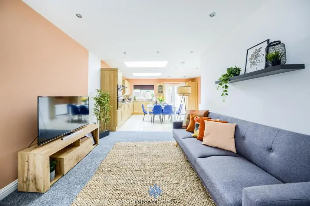 Coventry Large Stylish 4 Bedroom House, Sleeps 8, Private Parking, by EMPOWER HOMES rates incl VAT