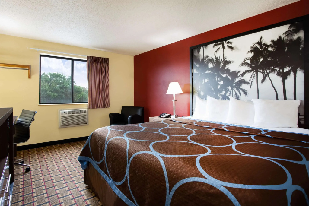 Super 8 by Wyndham Chester/Richmond Area
