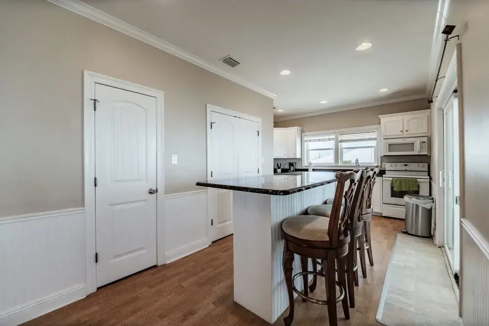 Shamrock Shores Bottom Floor - Large gulf front deck and a private sea wall for fishing! Rent as a 4 or 6 bedroom! 4 Home by RedAwning
