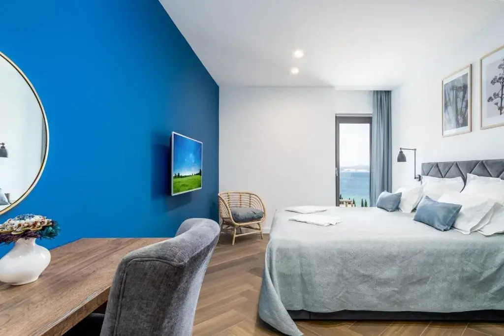 Seaview villa Mila with 4 en-suite bedrooms, private pool, Finnish sauna, Treadmill, sandy beach 250m