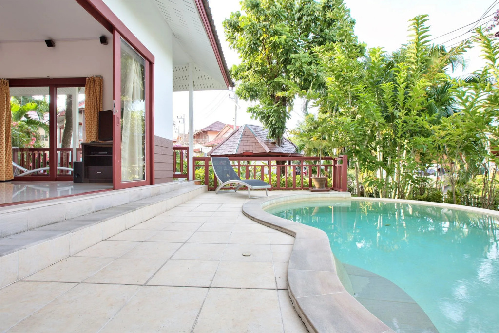 The Cosy Maenam Beach Resort