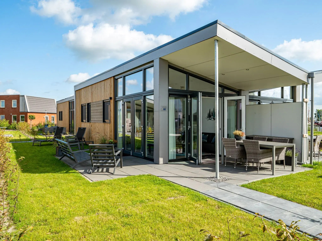 Modern Chalet With Dishwasher, in Friesland