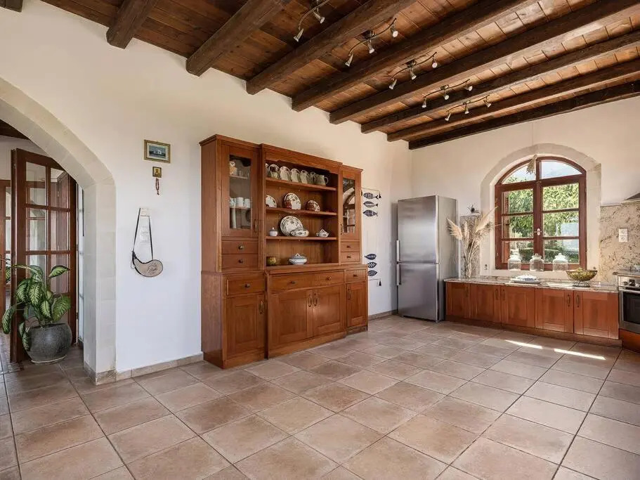 Aloni House - Spacious secluded villa with pool, up to 10 guests