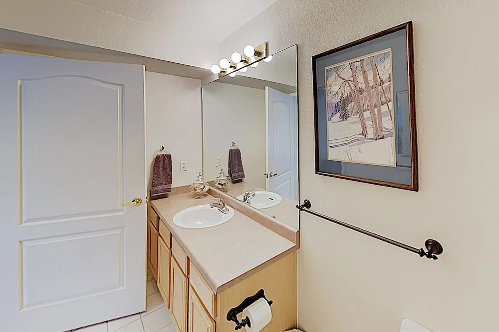 New Listing! Sparkling W/ Hot Tub & Garage 2 Bedroom Condo