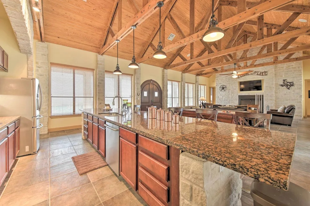 Lakeview Escape w/ Hot Tub, 1 Mi to Canyon Lake