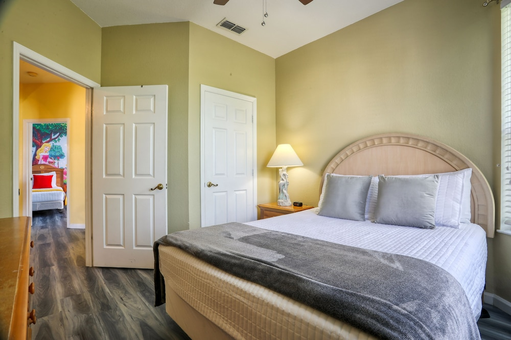 Resort Condo With Pools, hot Tub, Game Room, Tennis, Gym, Balcony, AC, & W/D