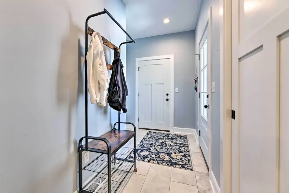 Charming Lake Erie Getaway: Walk to Beach!