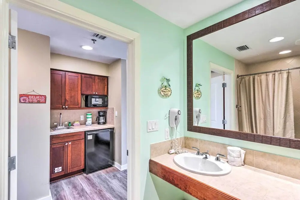 Studio w/ Pool Access - Walk to Miramar Beach!