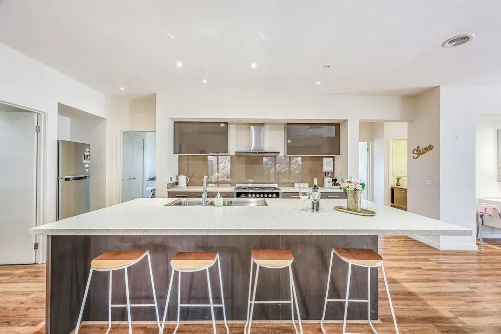 Stylish Luxe House For Big Group Near Shopping Center