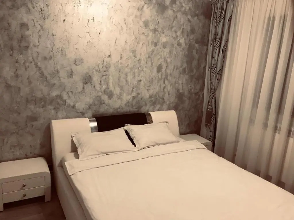 White & Silver Luxury Suite Craiova